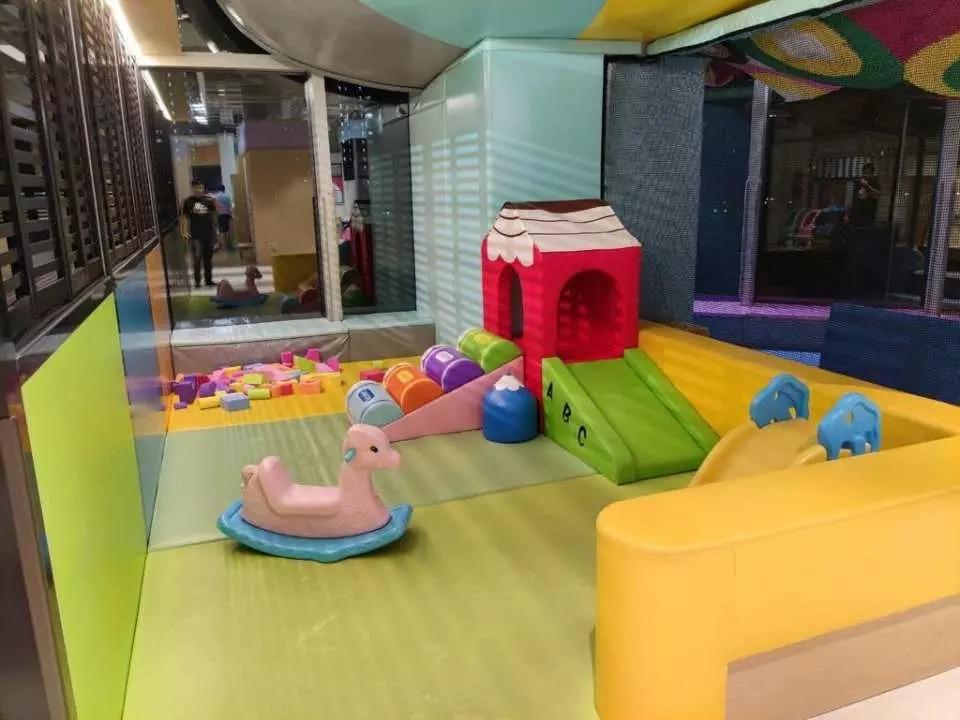 幼兒區設有兩歲以下的小專區,區內設有玩滑梯、搖搖板、鞦韆、積木供幼兒玩樂