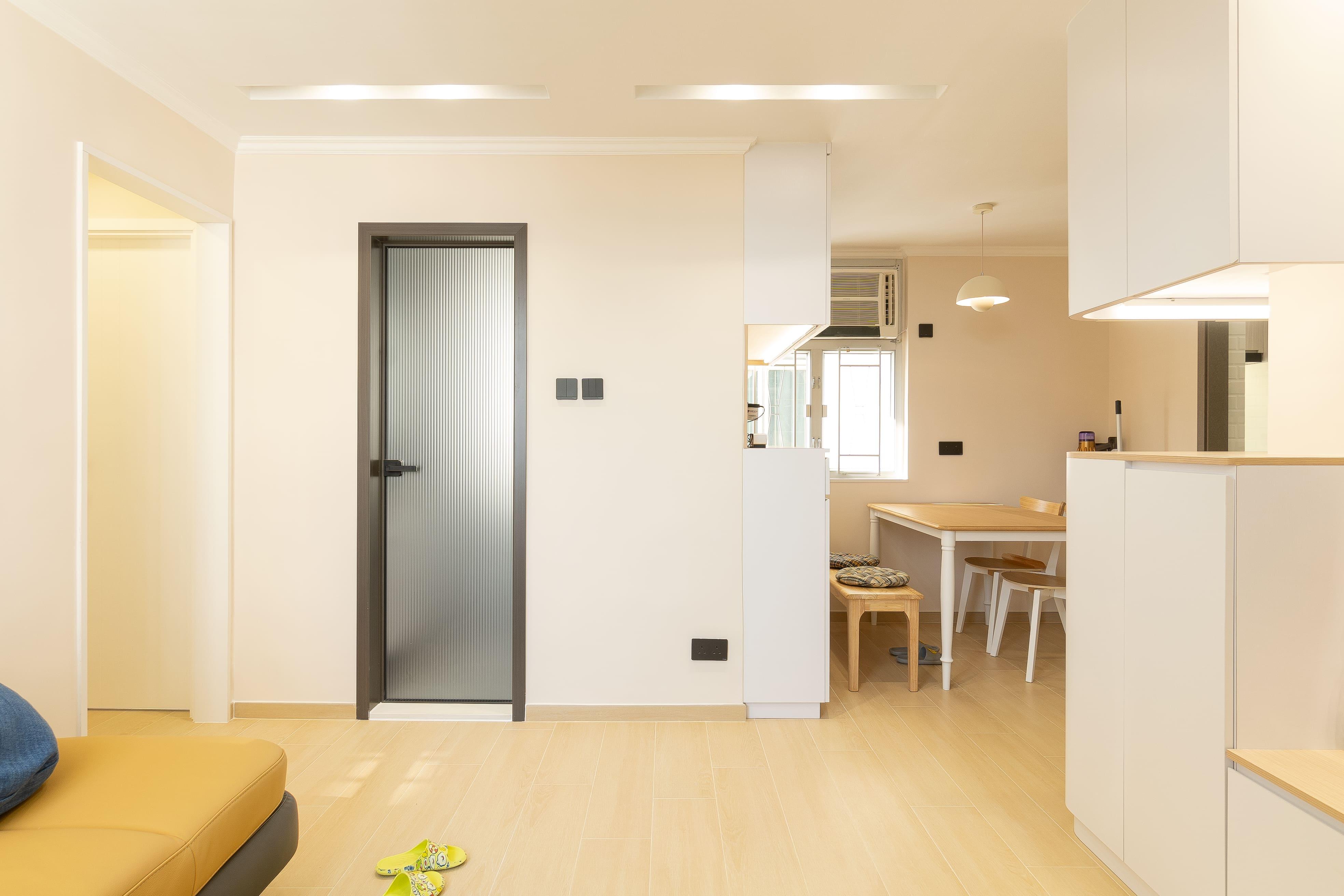 廁所門用長虹玻璃,增加透光度