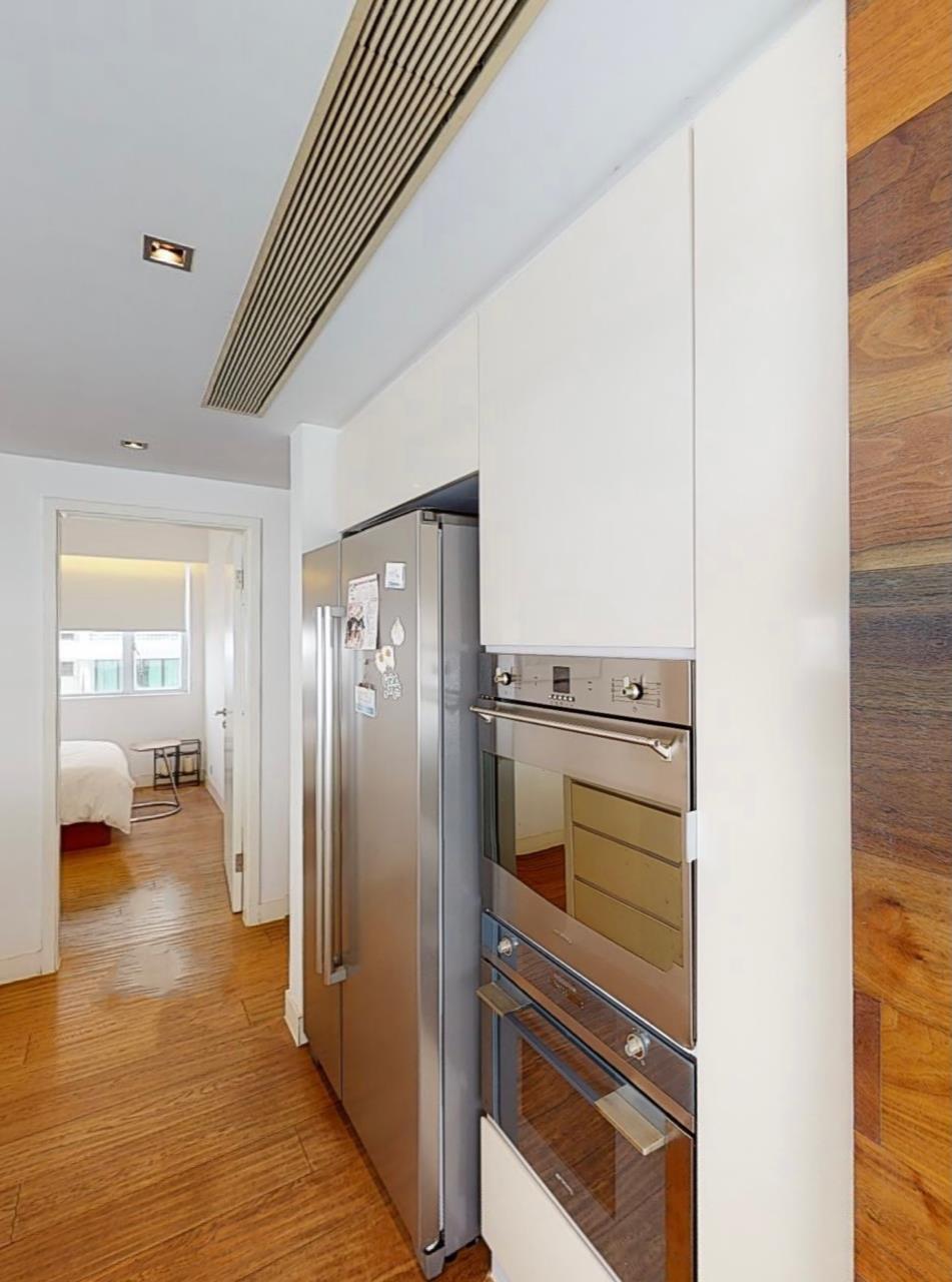 開放式廚房備有各式先進新淨電器。