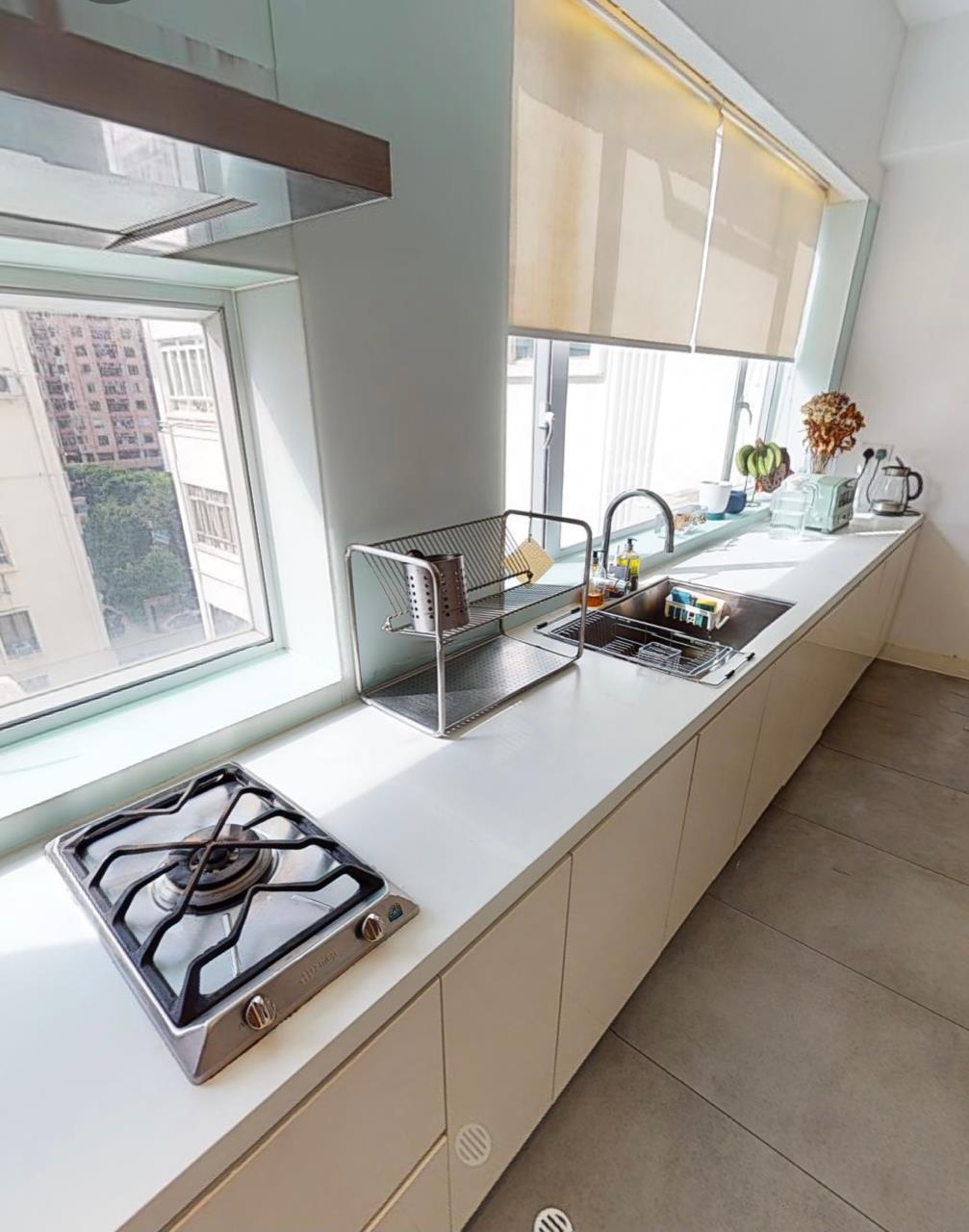 長長的廚櫃,提供不少收納空間,同時可作流理台使用,方便實用,而且非常光猛。
