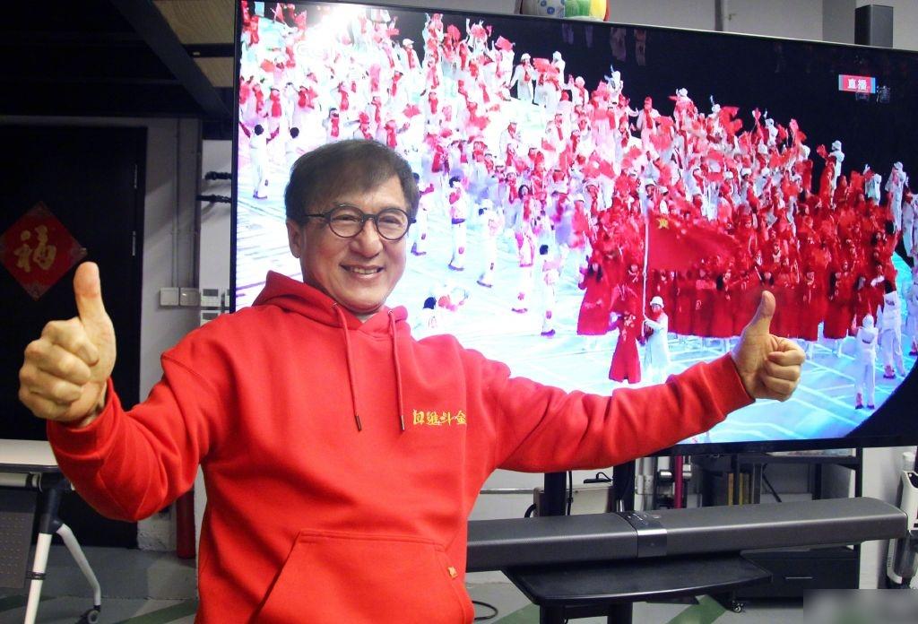 成龍表示,對於唐山惡霸打人事件感到憤怒。(成龍微博照片)