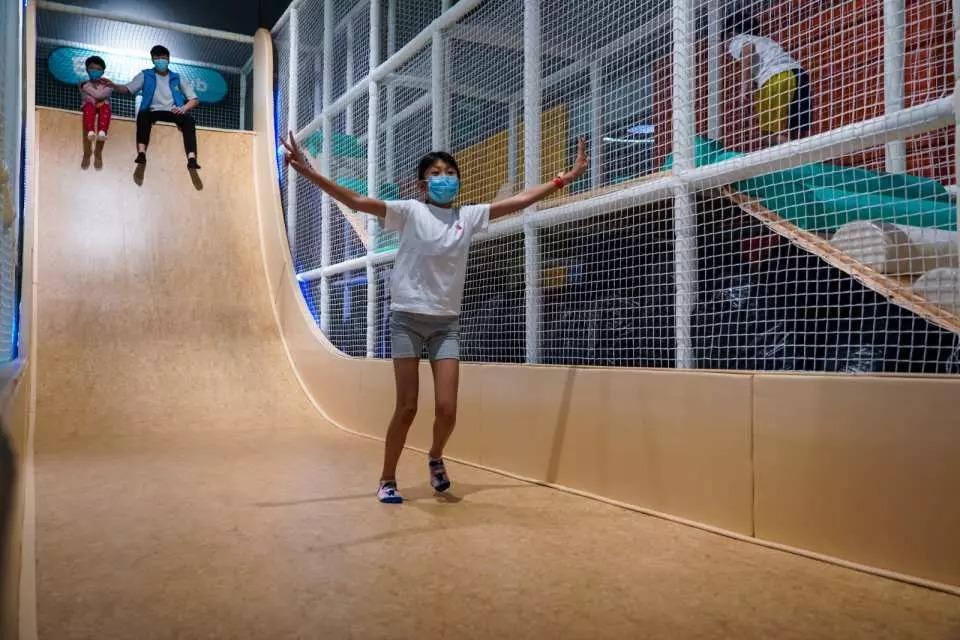 招牌魔鬼滑梯達3米高,垂直滑落考驗小朋友勇氣而且刺激感強,工作人員在旁協助玩得夠放心。