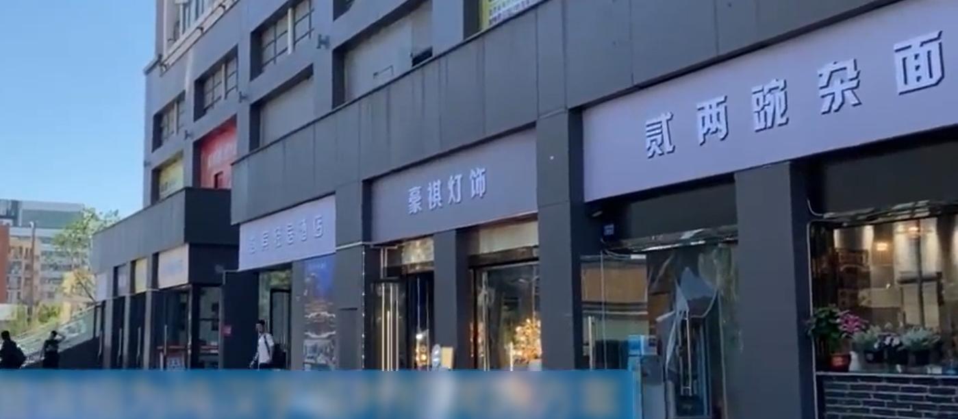 四川成都涉事店舖獲連夜換回中文招牌。(互聯網)