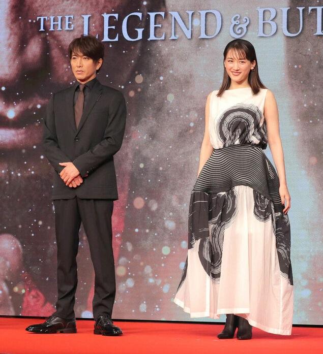 49歲的木村與37歲綾瀨遙再度拍檔,今次扮演夫妻角色。