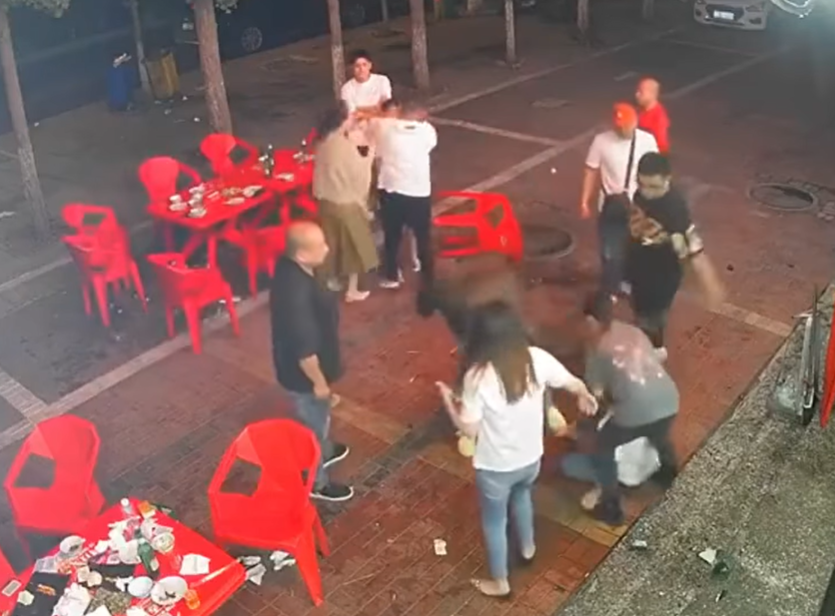 其中一白衣男誤傷同行女子後上前安慰。(影片截圖)