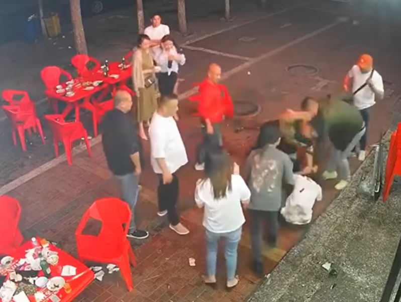 網傳唐山市燒烤店襲擊案。(影片截圖)
