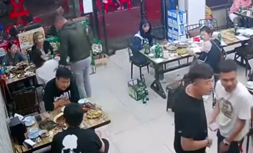 男子上前搭訕並用手觸碰女子背部。(影片截圖)