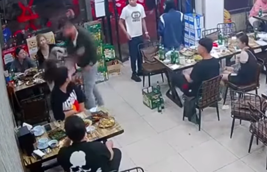 男子向女子率先施襲。(影片截圖)