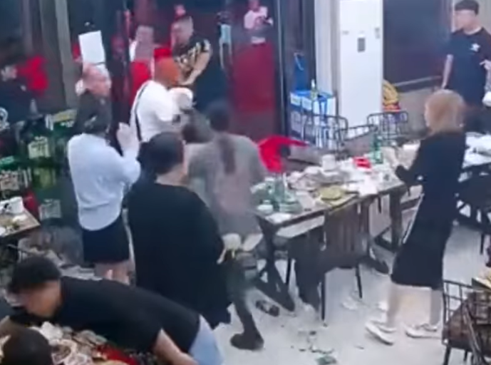 女子被帶出食肆。(影片截圖)