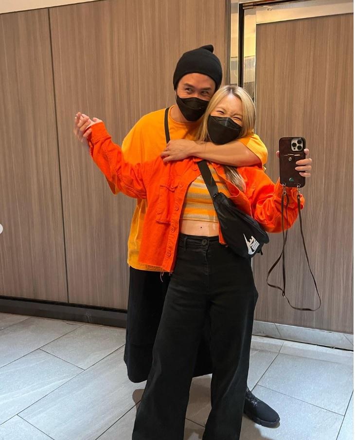 Mag與Anton穿同系列顏色的衣服,儼如情侶裝。