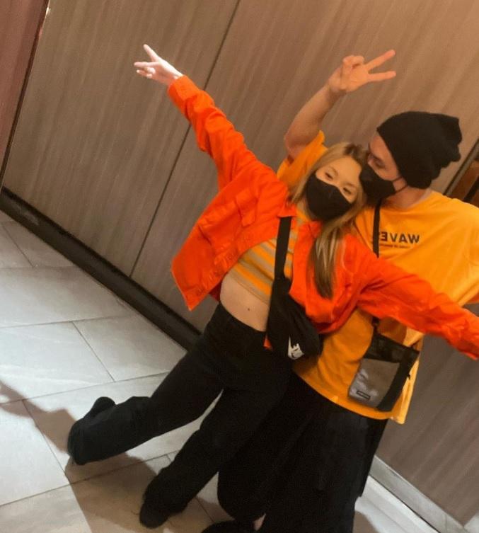 Mag與Anton在商場廁所外的鏡子前,連環拍照非常開心。