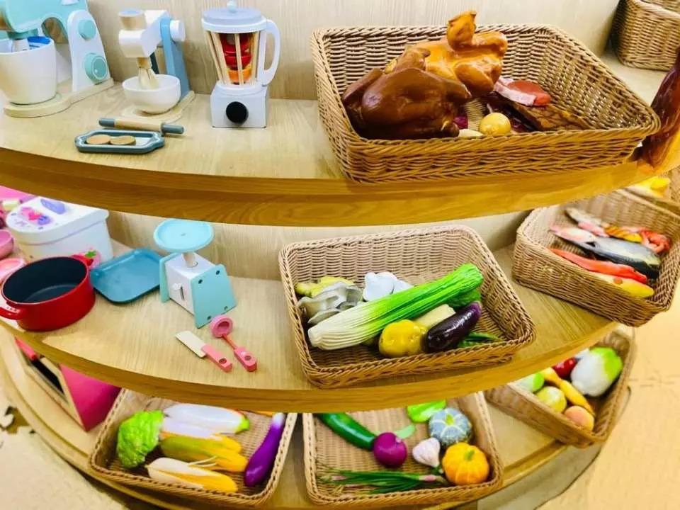 模擬的超級市場裡,從小可教導各類食材,包括蔬菜類、水果類和肉類等。