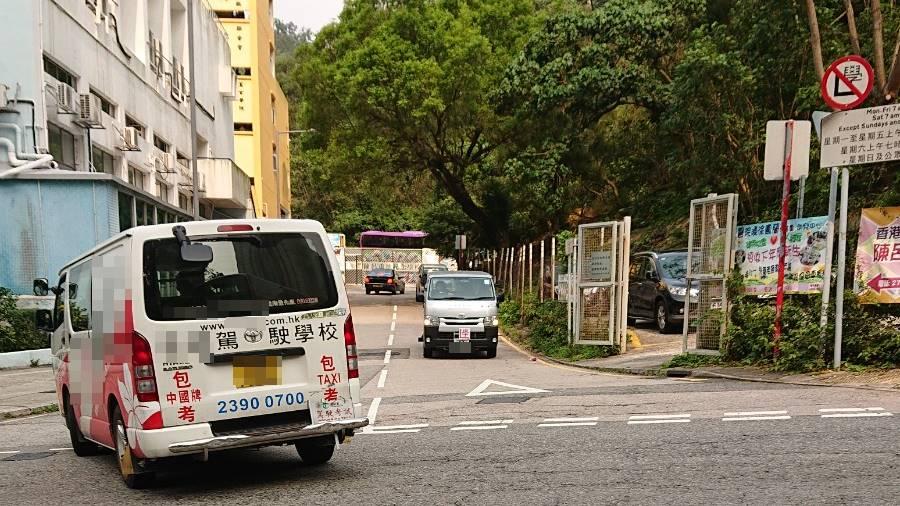油塘高超徑有「學神」(右)違規駛入練習,一輛正進行駕駛考試的車輛(左)駛至。