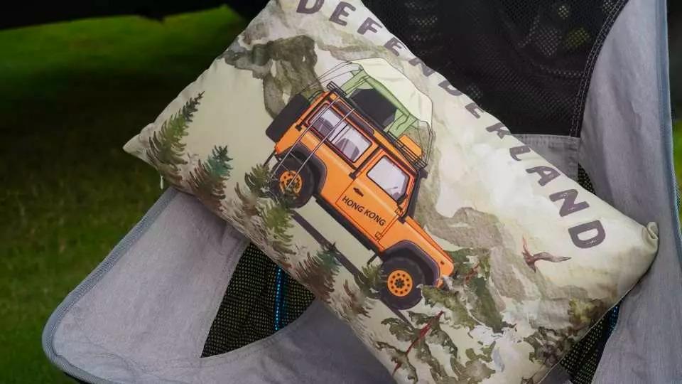 為每位客人送上 Defenderland 紀念枕頭 1 個