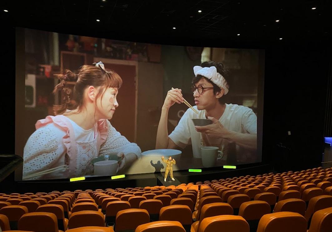 MV找了一間IMAX影院來拍攝。