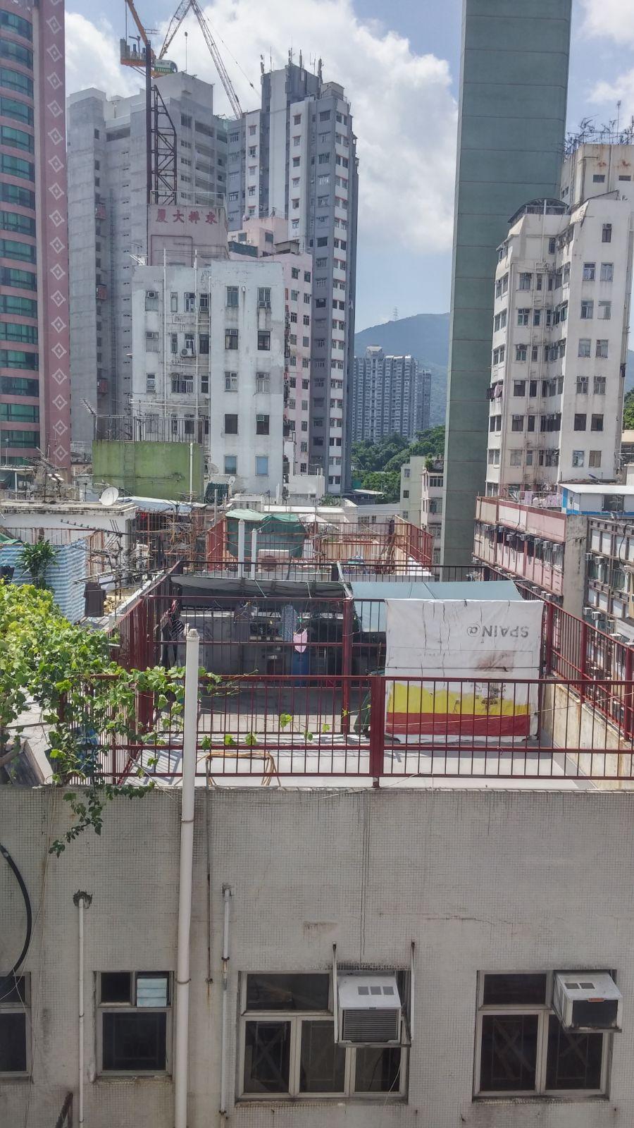 單位望毗鄰大廈天台及附近樓景,景觀大致開揚。(代理提供相片)