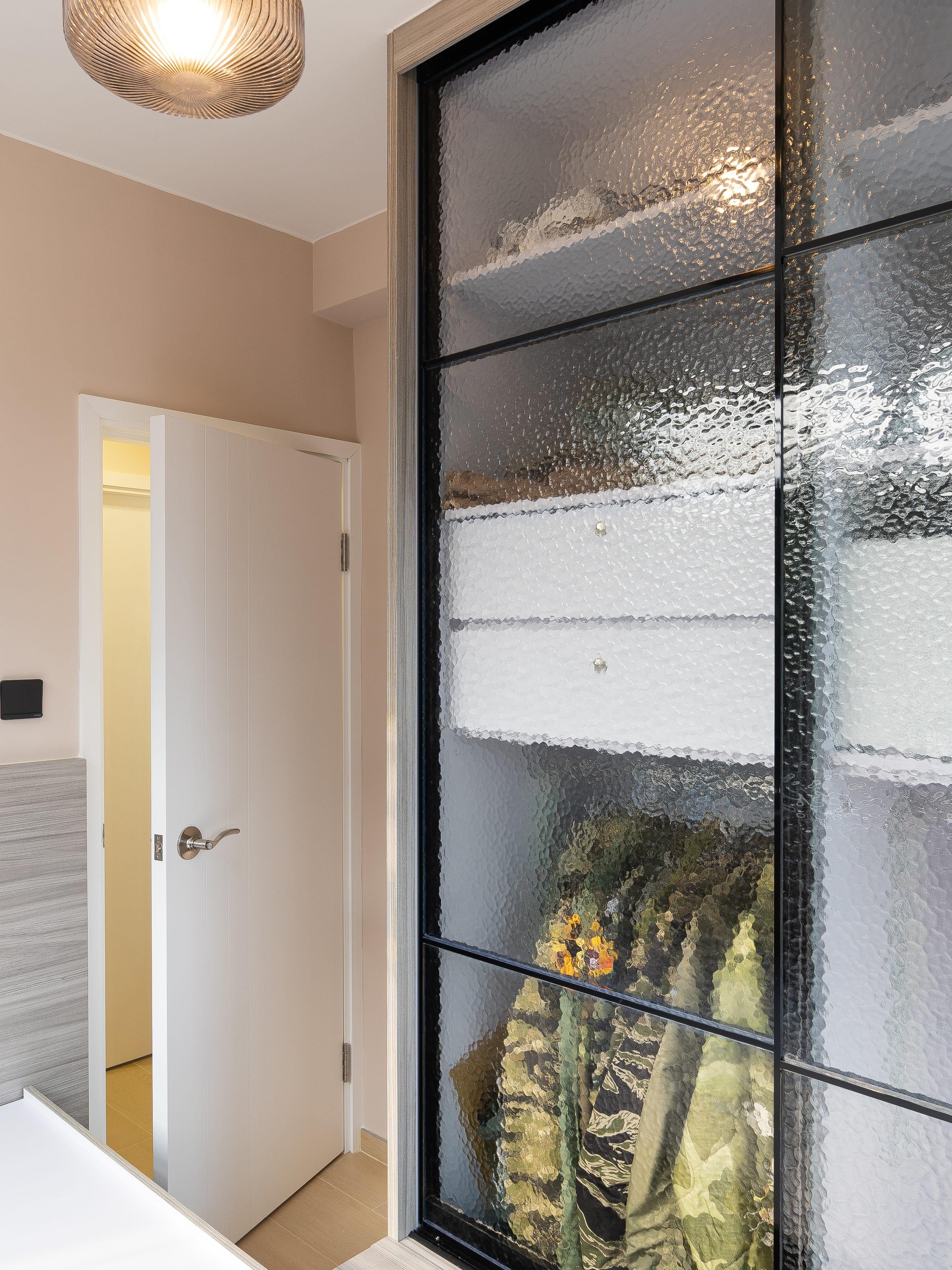 睡房衣櫃用長虹玻璃趟門增加透視感