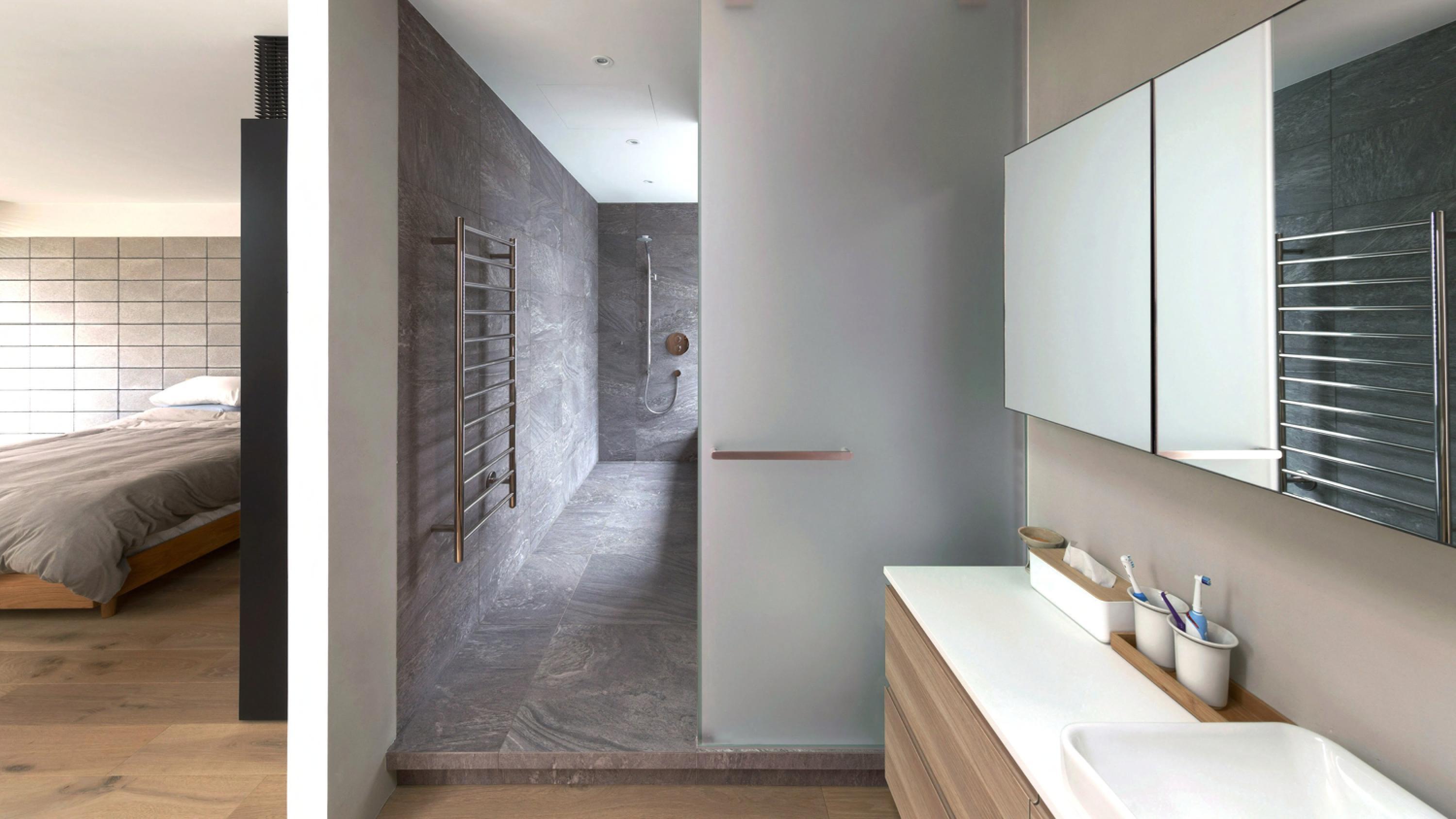 灰色紋理的浴室,配上白色和淺木色浴室家具,優雅又有品味。