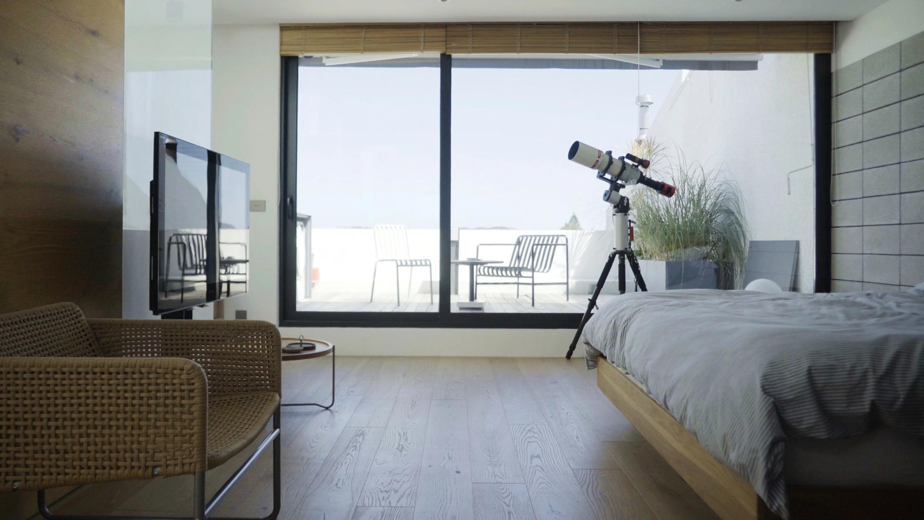 主人套房外接平台花園,日間可盡情享受日光浴,晚上則可沉醉在夜空中。