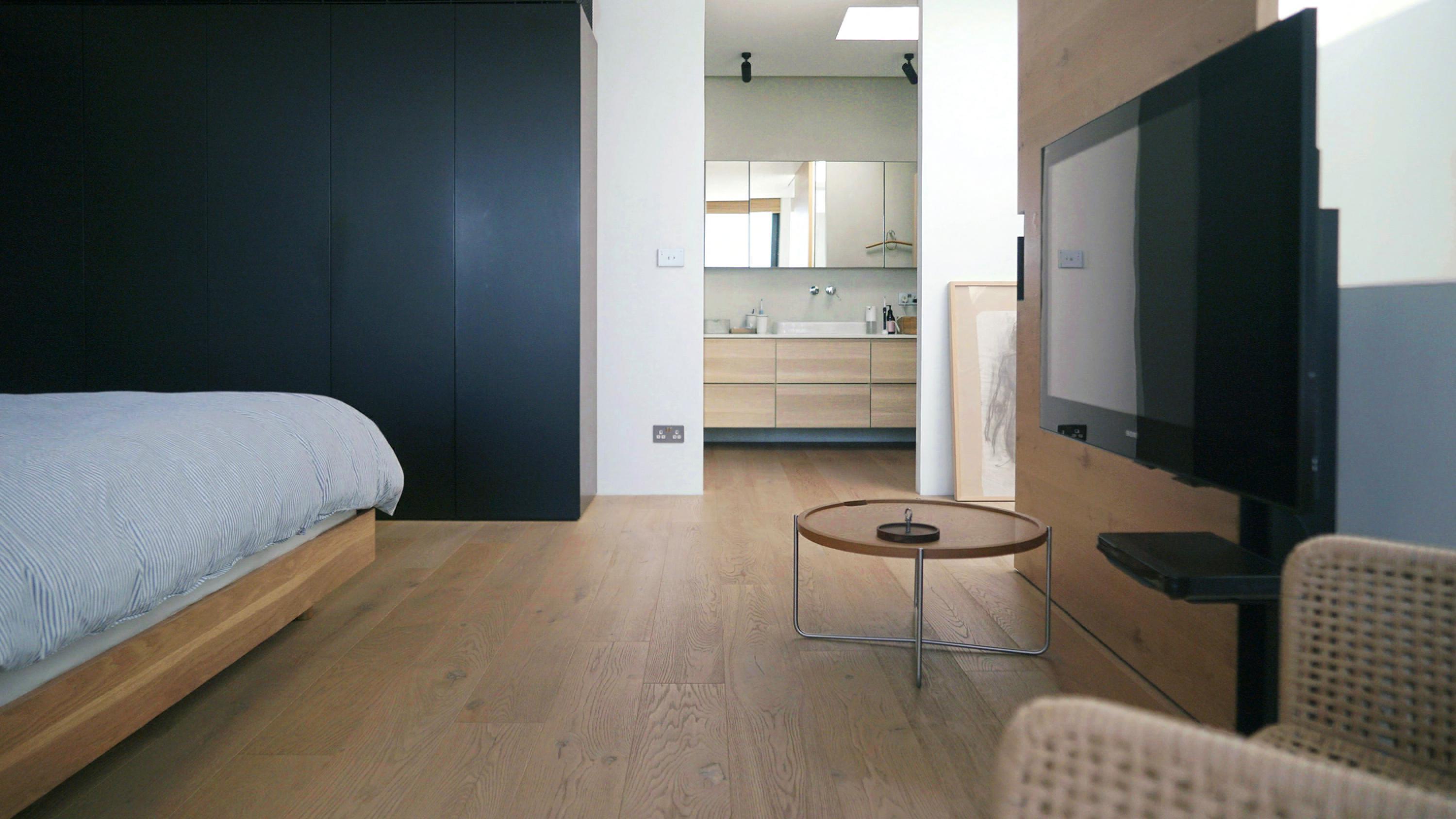 主人套房空間闊落,運用大量淺色木質,與充沛採光營造的減壓氛圍,完美展現北歐風裝潢的簡約美感。