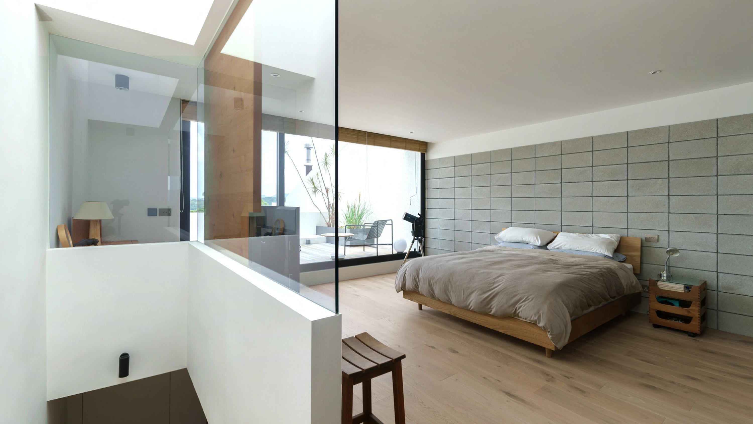 主人套房部分牆身改以玻璃設計,採光度大為增加,感覺十分舒服自在。