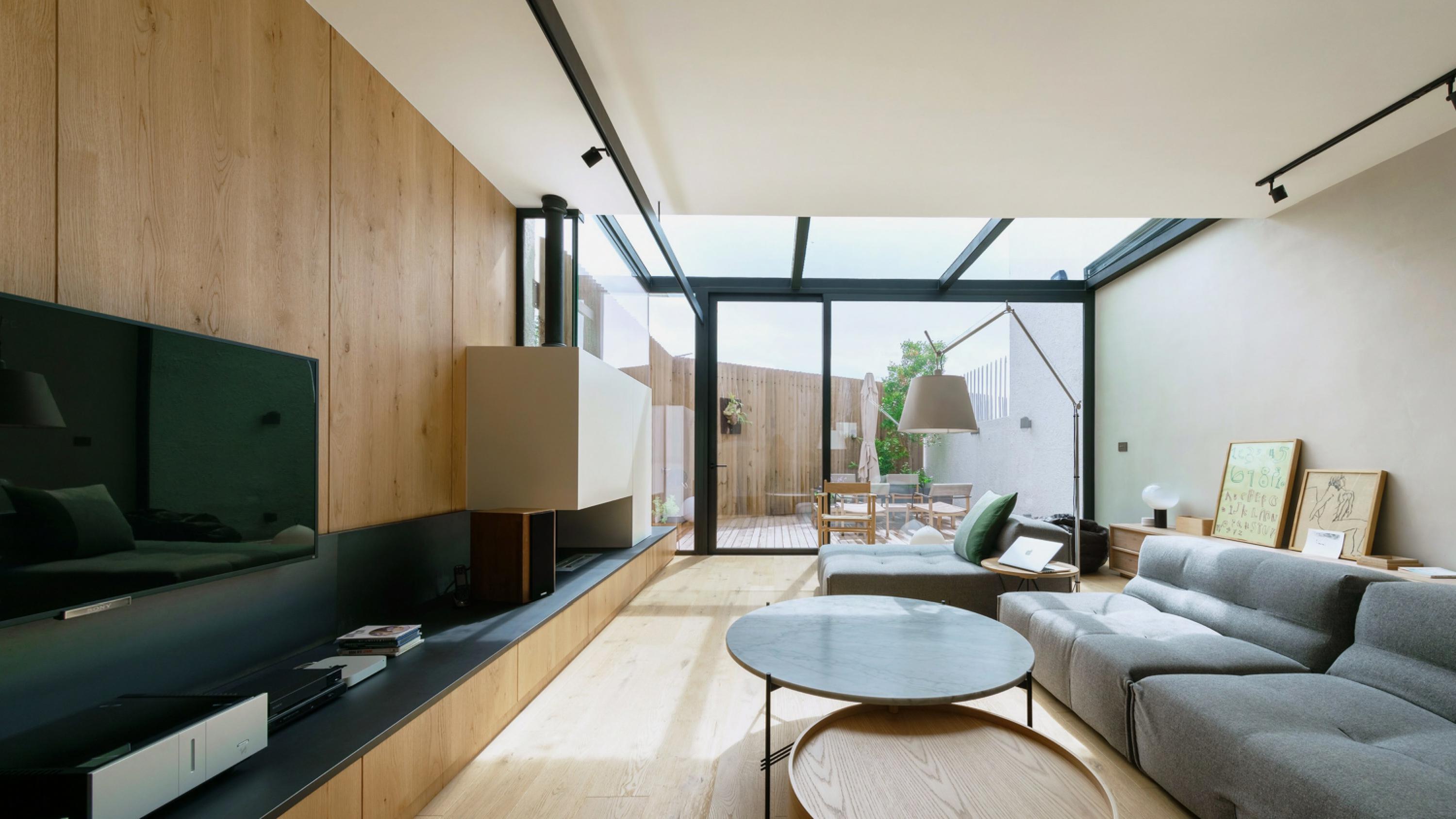 大廳有一部分天花為透明玻璃,大量引入光線,令家居充滿了陽光和空氣的能量。