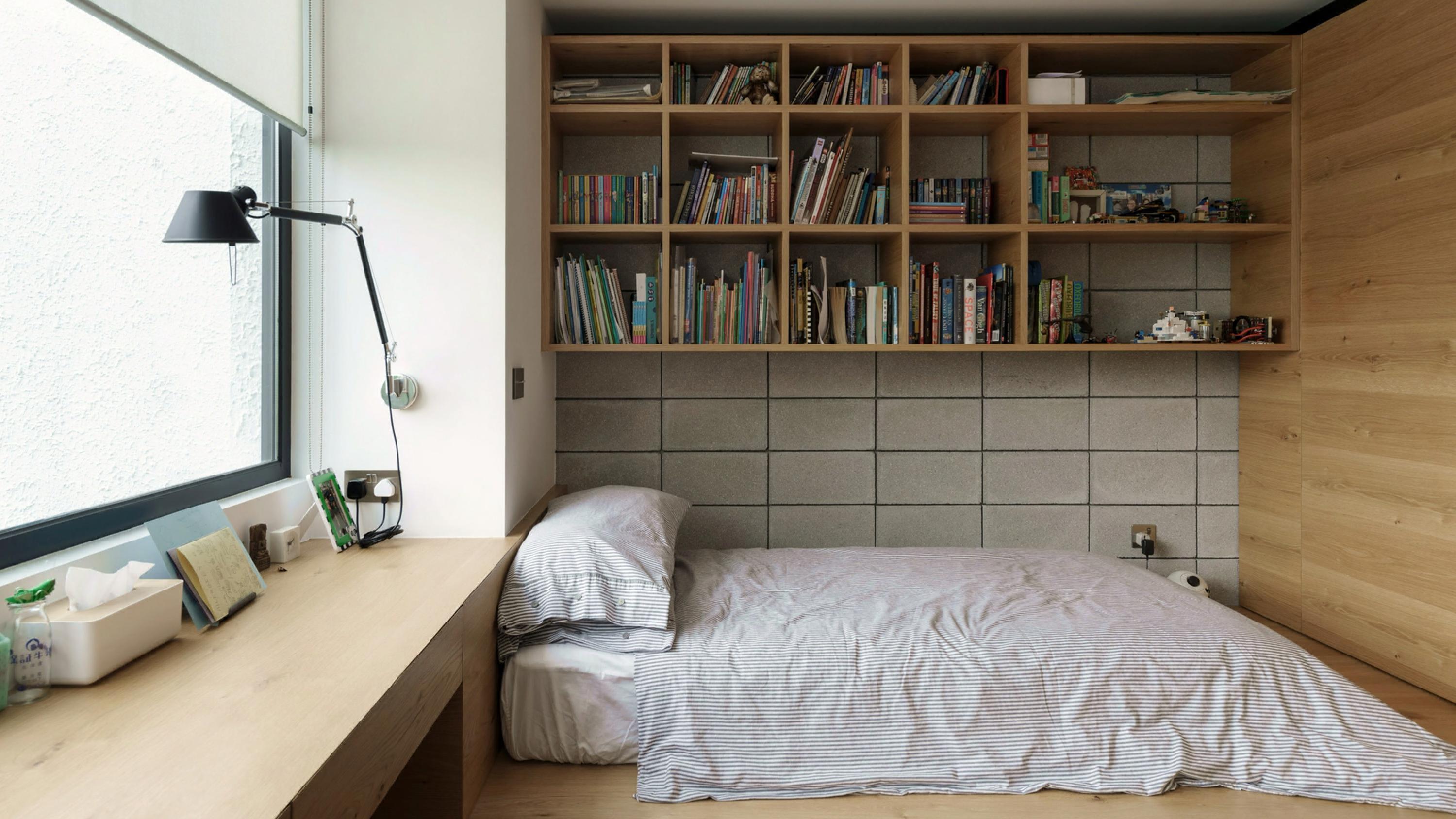 單位大量運用淺色木材,簡約低調,更能凸顯家居的舒服度。