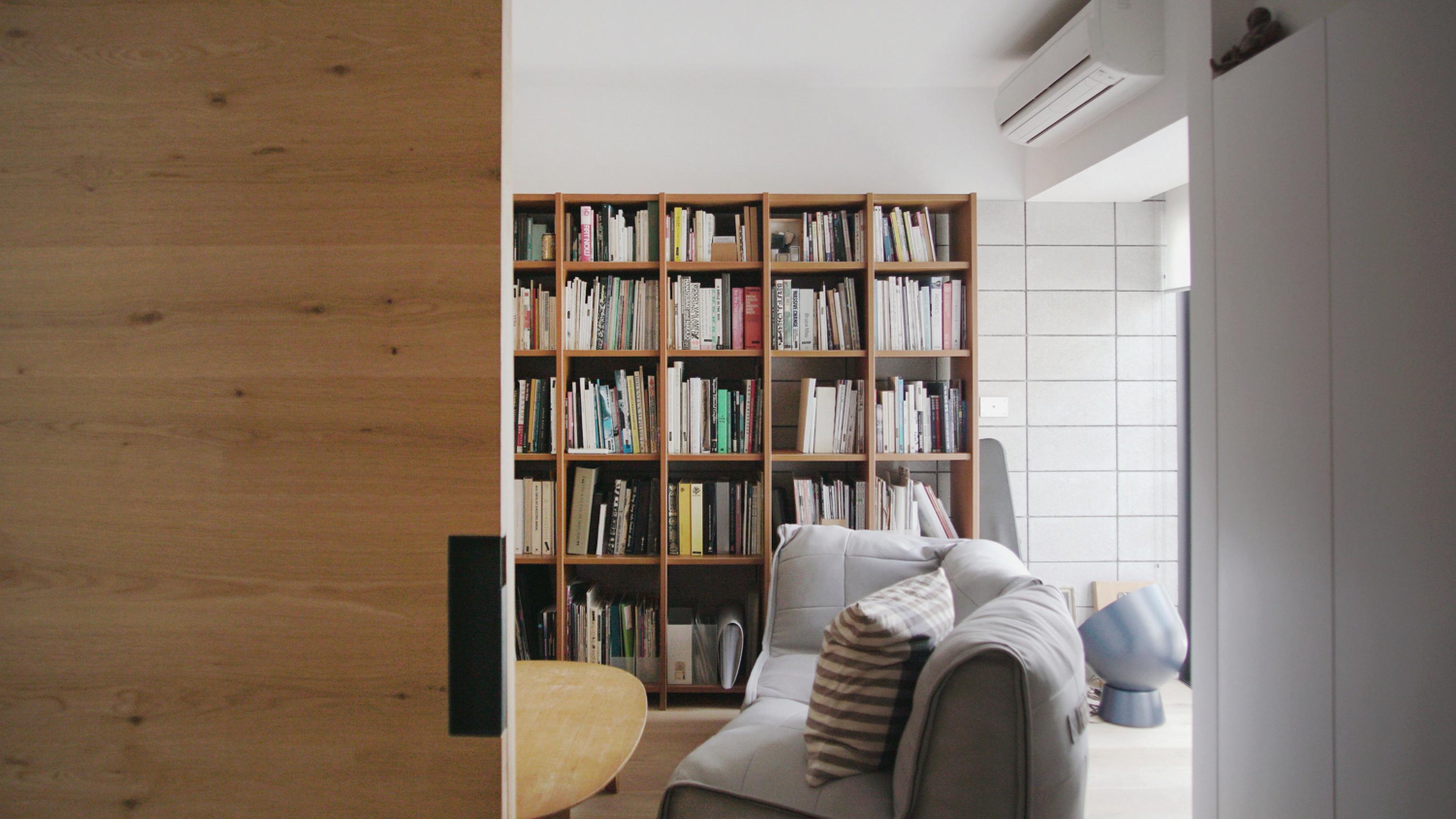 單位大量運用淺色木材,簡約低調,更能凸顯家居的舒服度。