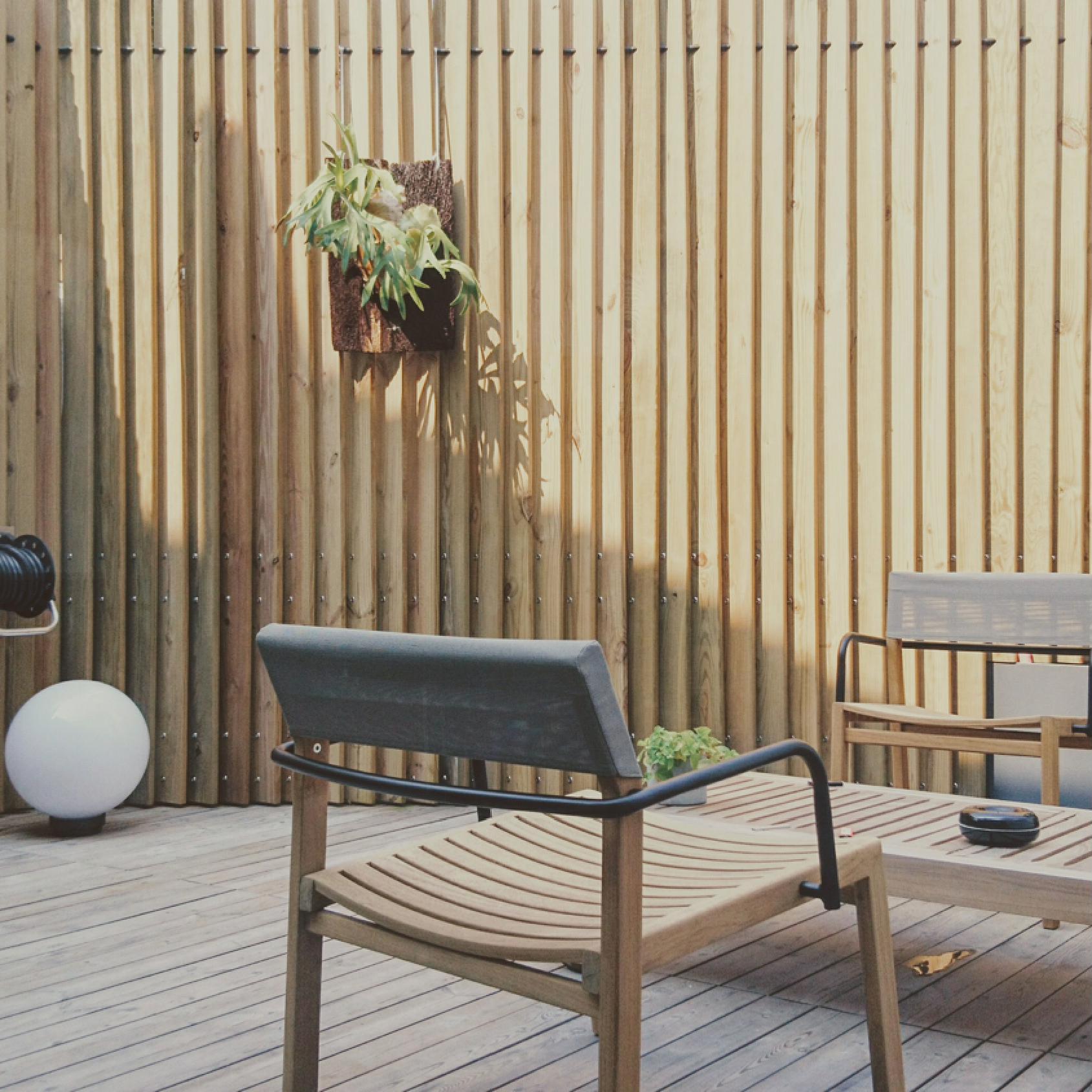 露台以優質木條圍起,配上木地板和木製戶外傢具,單一但不單調,營造出滿滿的大自然氛圍。