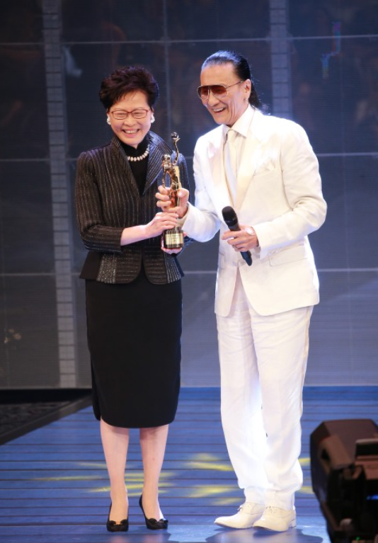 謝賢於第38届香港金像獎獲頒「終身成就獎」,由特首林鄭月娥頒獎。