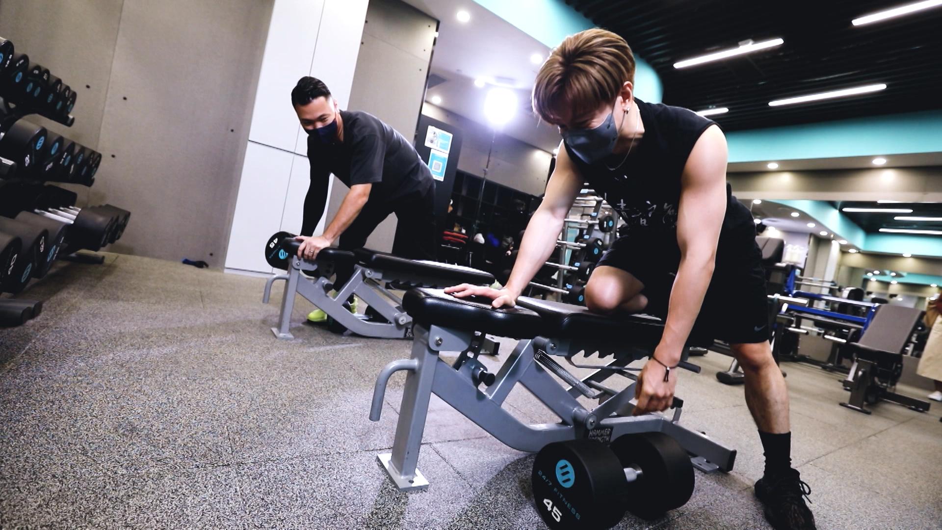 小儀和安仔跟隨兩位殘奧運動員體驗日常訓練。