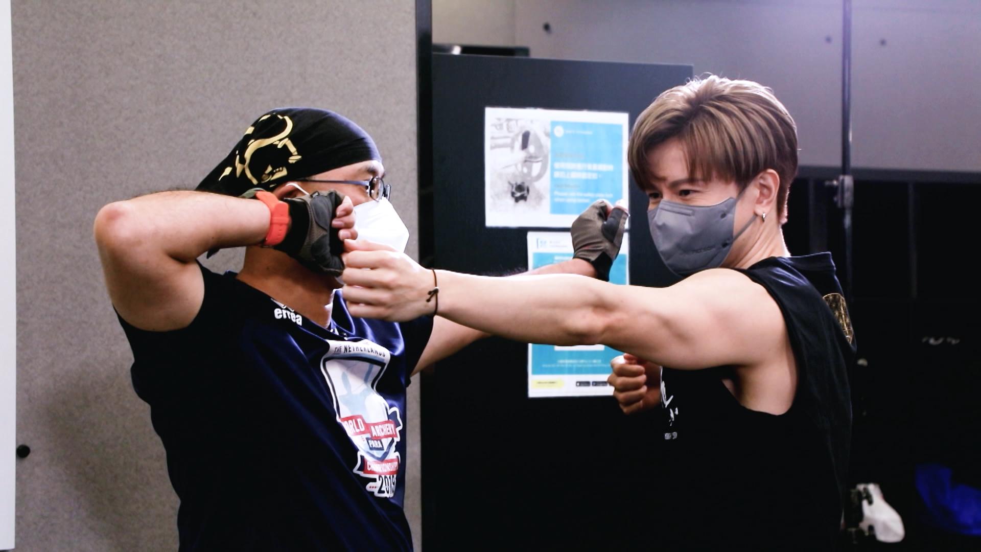 無故被推落路軌的危家銓,被列車輾碾斷右腳,現為兼職殘疾射箭運動員,在節目中向安仔示範射箭訓練。