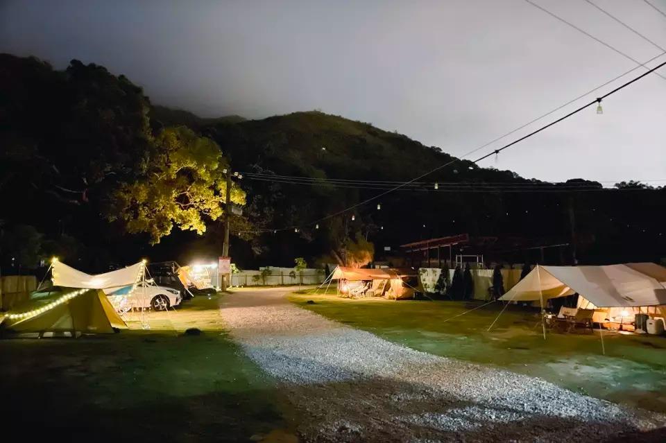 紅花嶺被規劃為未來香港的第25個郊野公園,生態價值極高。 站在紅花嶺山頂,可遠眺沙頭角海及整個深圳天際線,日落時份景致迷人。