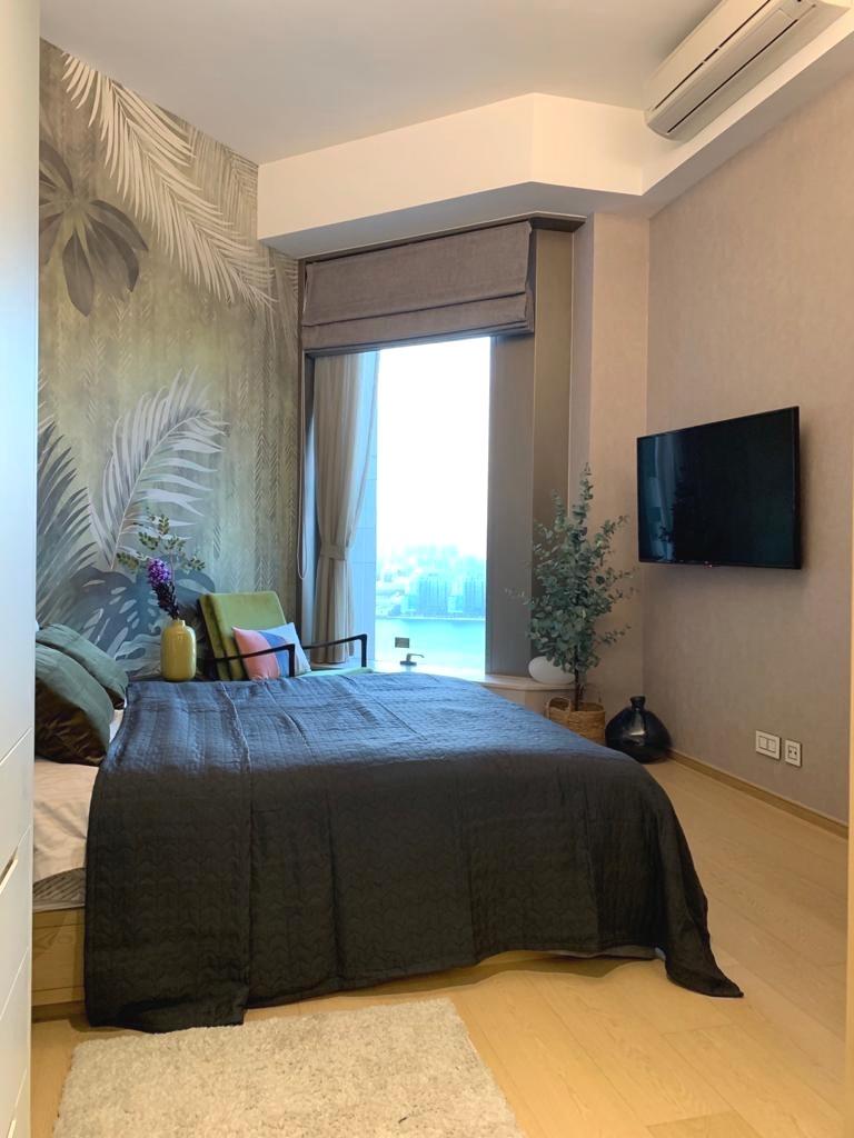 主人套房望無遮擋維港海景,而床後的園林印花牆,令房間格調更顯精緻摩登。