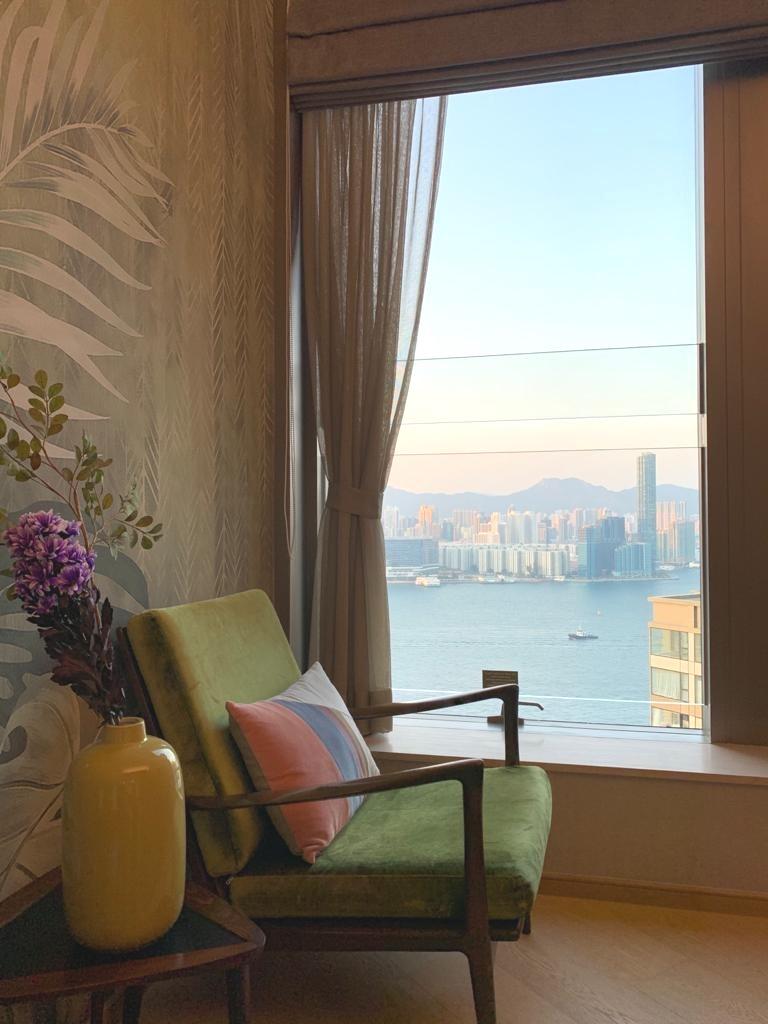 在主人套房窗邊放上一張品味單人梳化,閒時坐在窗前看海,超級寫意自在。