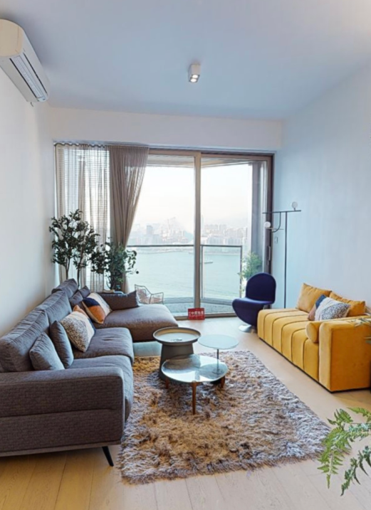 客廳外接露台,無敵維港景致一覽無遺。