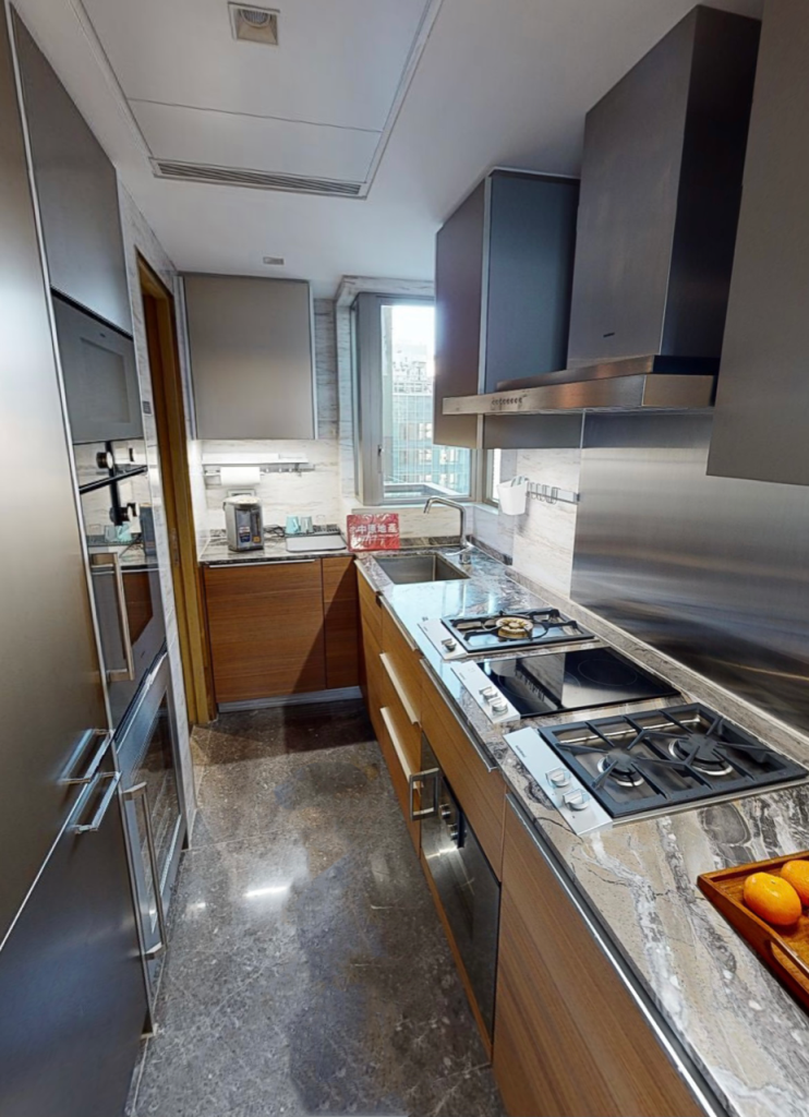 呈長方形的廚房有齊各種新型電器,並連接工人套房。