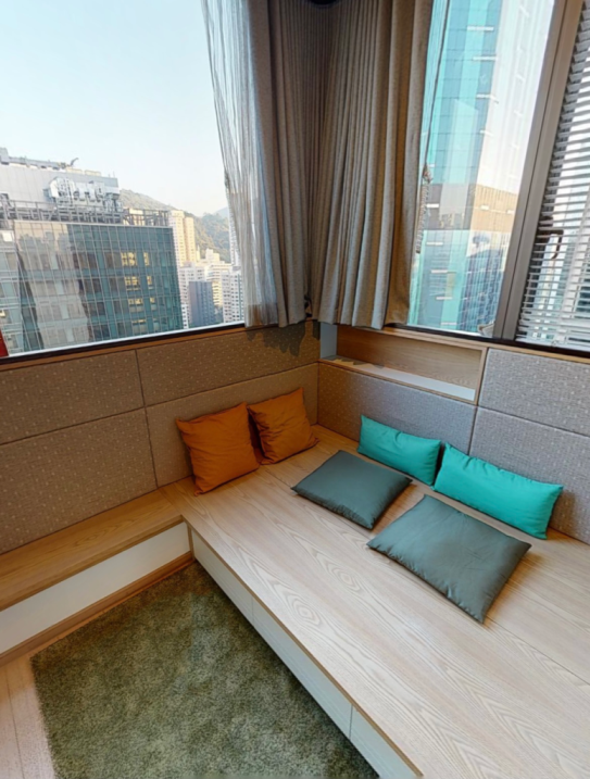 其中一個睡房設有地台,用途廣泛,同時增加不少收納空間。