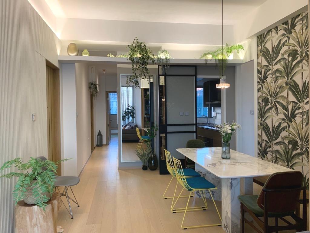 假天花設置射燈和綠色植物,與園林印花牆身相呼應,令設計格調更統一。