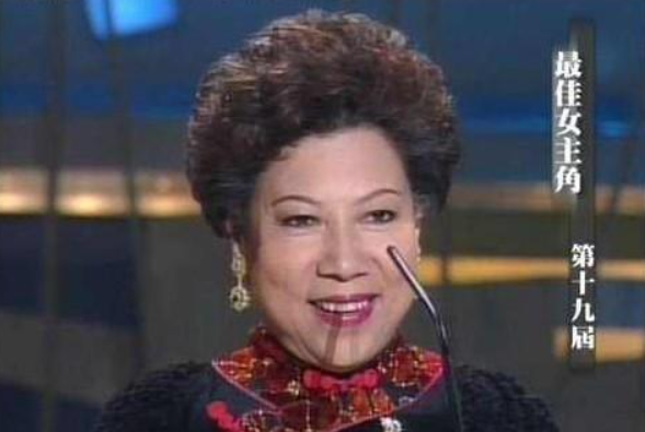 羅蘭憑《爆裂刑警》奪得第19屆香港電影金像獎最佳女主角殊榮。