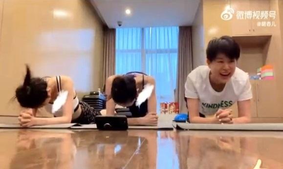 胡杏兒邊做平板支撐運動、邊連聲。