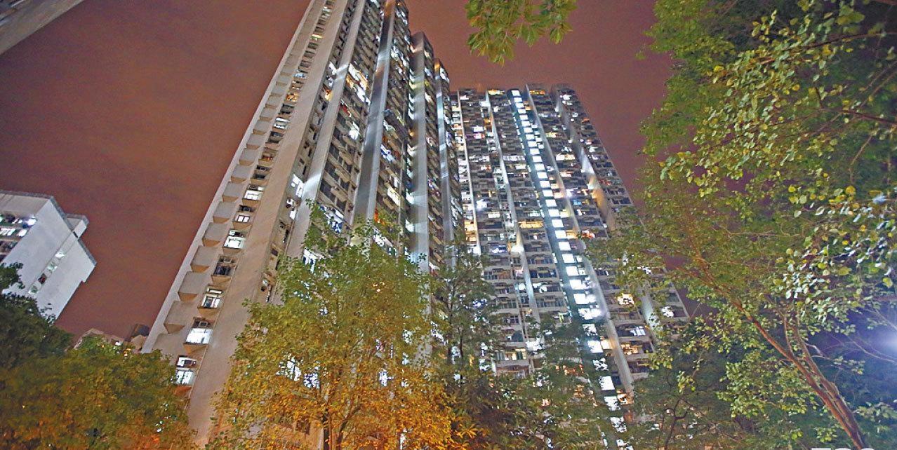 近日屯門良景邨良萃樓高層5室,以連地價295萬沽出,呎價逾1.1萬元,創今年新高。