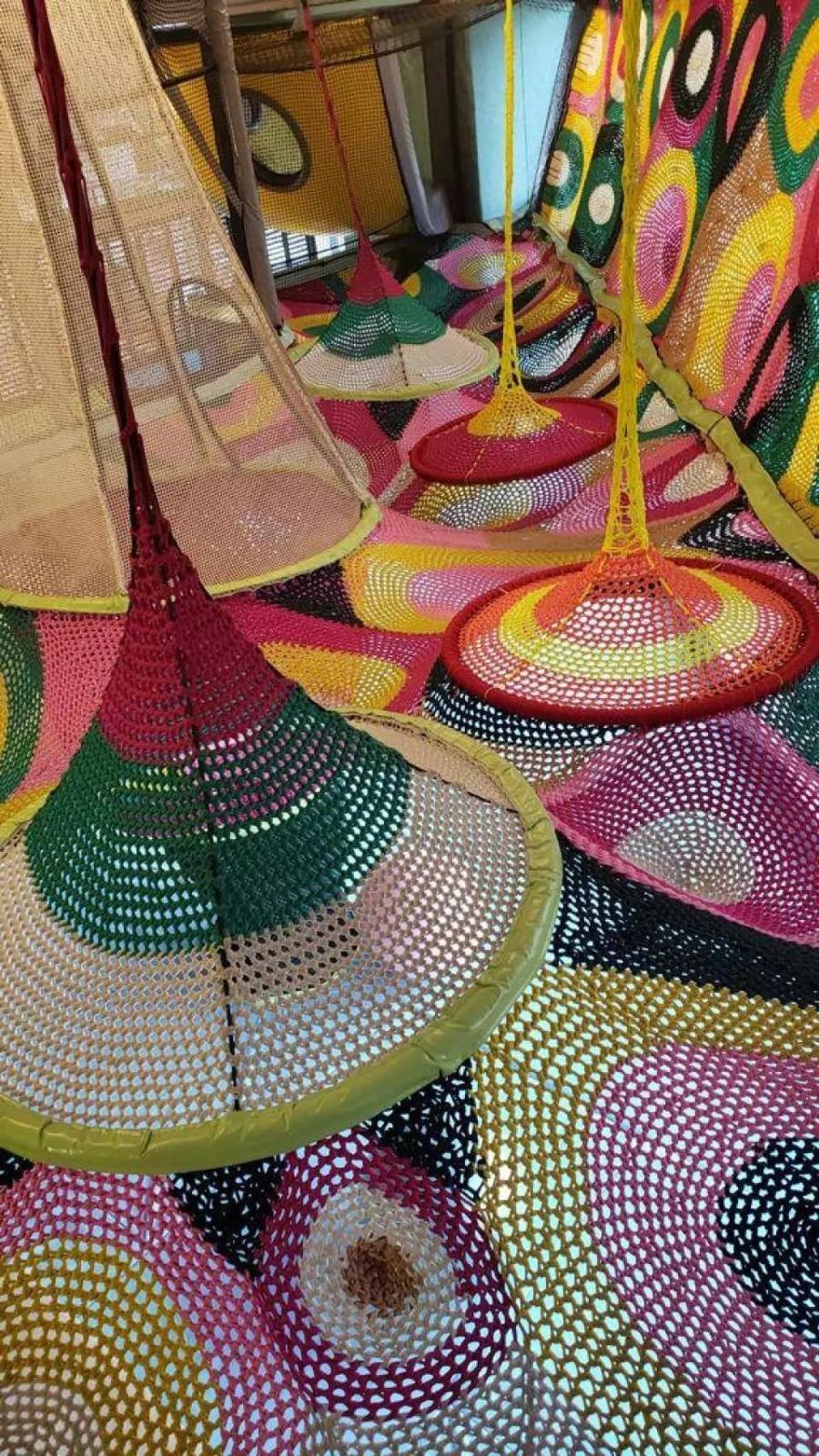 色彩繽紛的攀爬設施和透明管道滑梯佔樂園約1_3的範圍,小朋友可以爬上爬落玩繩網及滑滑梯。