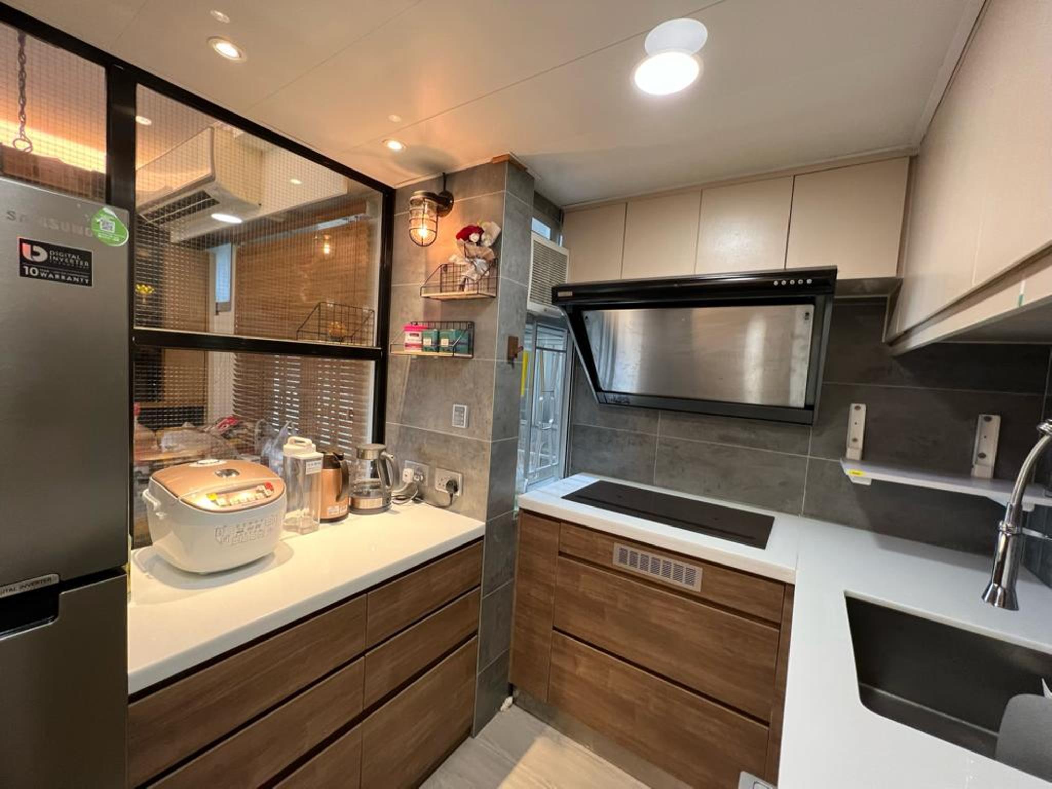 透明玻璃屋廚房內的配置十分齊全,用料亦佳。