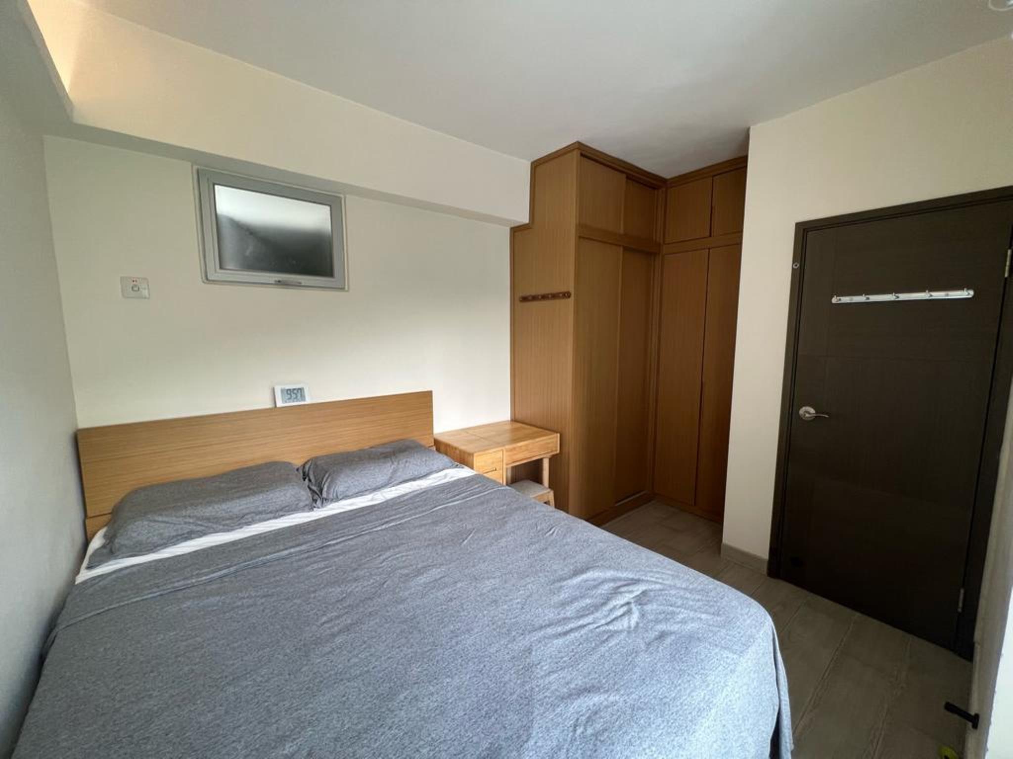 主人房佈置簡約,用上不少木製傢具,還有置頂大衣櫃,非常實用。