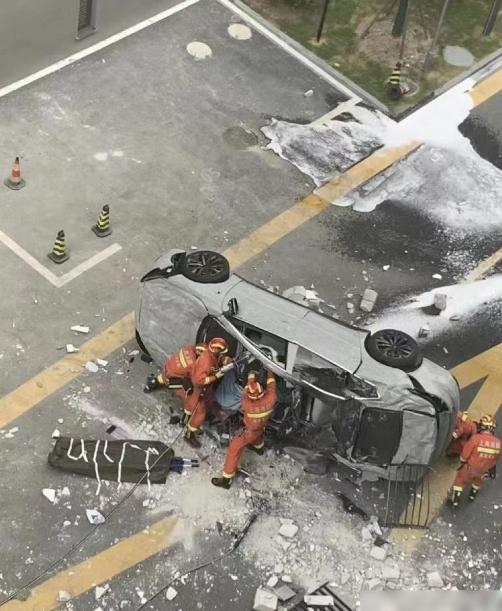 消防員拯救兩名被困試車員,地面散落兩個圍欄及大量石屎。(互聯網)