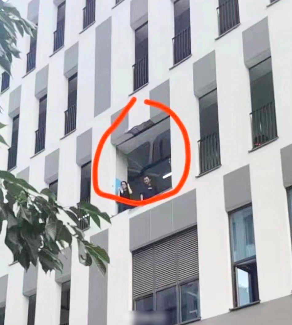 涉事蔚來測試車疑撞毀一條石屎柱和2個圍欄。(互聯網)