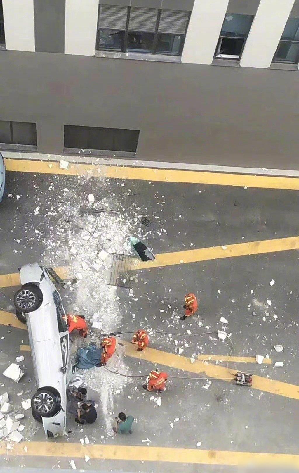 消防員拯救兩名被困試車員,地面散落兩個圍欄及大量石屎。(互聯網)