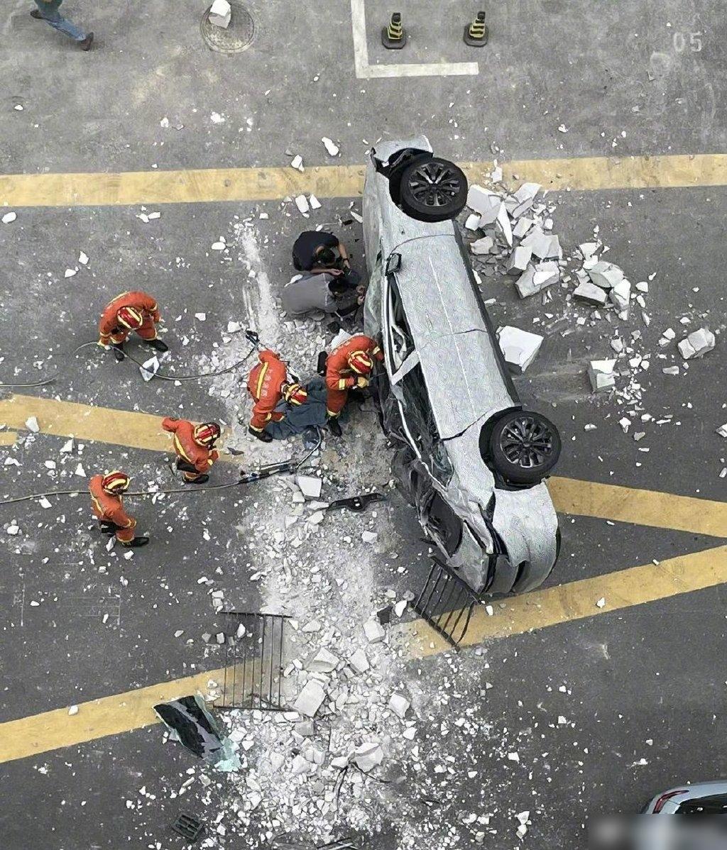 消防員拯救兩名被困試車員,地面散落兩個圍欄及大量石屎。(互聯網)