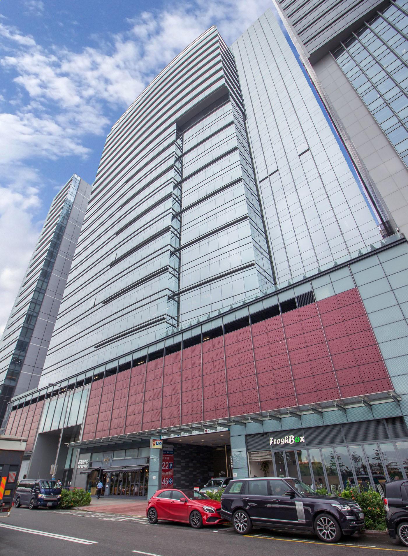 東九龍規劃重建發展項目推陳而出,區內商業氣氛濃厚,新近有業主委託中原獨家放售萬兆豐中心兩個單位,以連租約形式放盤,料吸引長線投資客垂青。